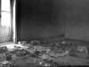 Fantasma (particolare),   neon a intermittenza, specchi, spazzatura,  dimensioni variabili,  1995, Quartiere militare borbonico di Casagiove (CS) 